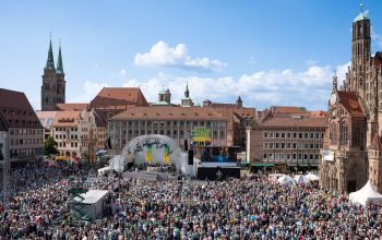 A 38. Kirchentag német protestáns egyházi napok nyitó istentisztelete Nürnbergben