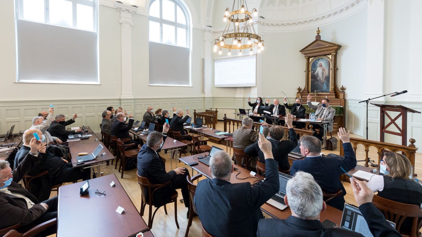 A Magyarországi Evangélikus Egyház XI. Zsinata határozatot hoz 2022. február 26-án az Ukrajna orosz megszállása miatt nehéz élethelyzetbe kerülő, menekülni kényszerülő embertársaink megsegítéséről - fotó: Magyari Márton