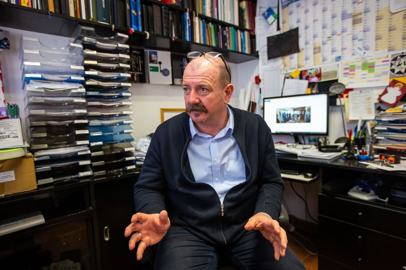 Menekülteknek segít az evangélikus gyülekezet Tótkomlóson, a Mesterségek Házában. Szpisák Attila lelkész. Fotó: Bencsik Ádám