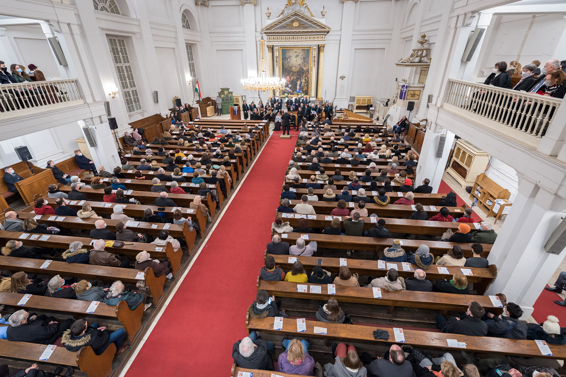On 6 March, hundreds of people gathered for a charity concert organized at the Lutheran church at Deák tér in Budapest to support Ukrainian refugees.
