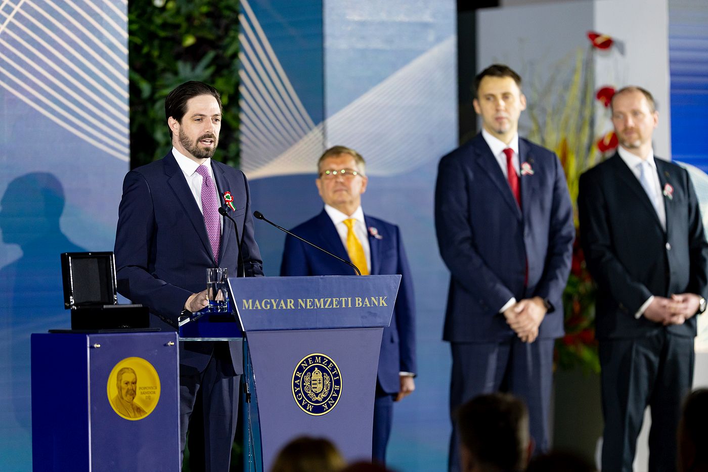 Magyar Levente miniszterhelyettes átveszi a Magyar Nemzeti Bank Popovics-díját 2022. március 16-án a Pénzmúzeumban