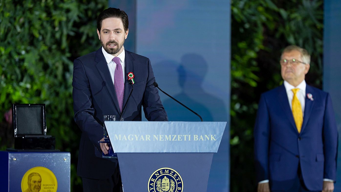 Magyar Levente miniszterhelyettes átveszi a Magyar Nemzeti Bank Popovics-díját 2022. március 16-án a Pénzmúzeumban