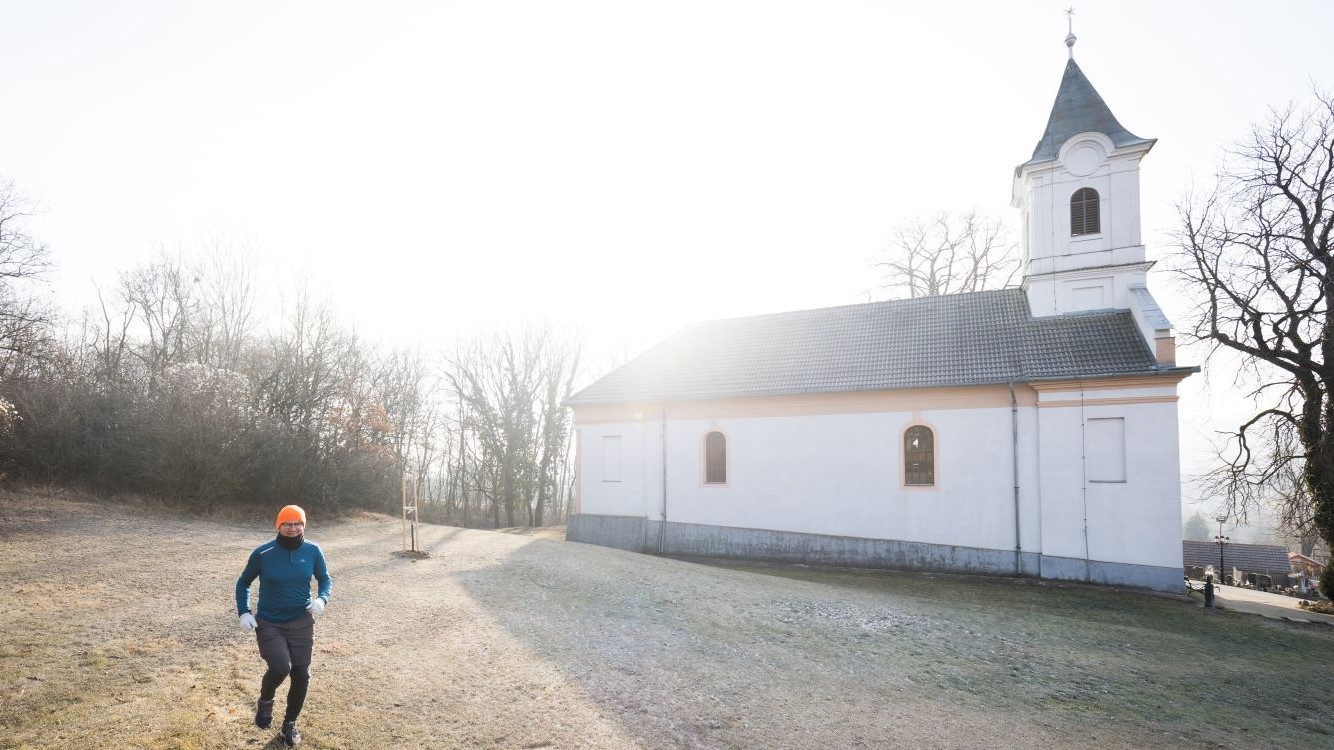 Czöndör István fut a csővári templom körül