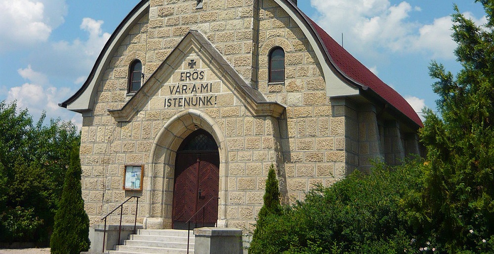 Erős vár a mi Istenünk! felirat egy templom homlokzatán