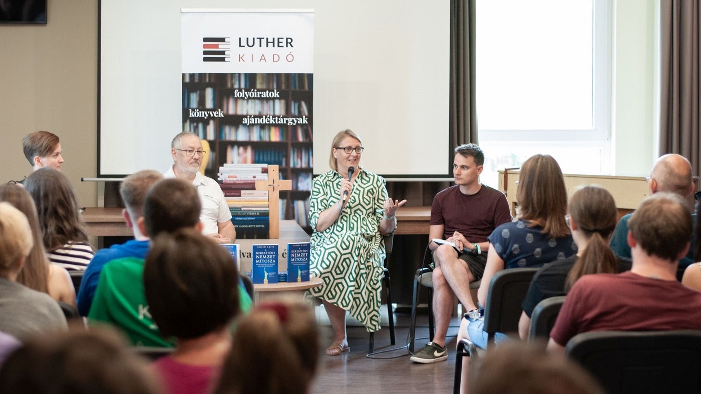 Beszélgetés a Keresztény nemzet mítosza című könyvrő a gyulai Szélrózsán