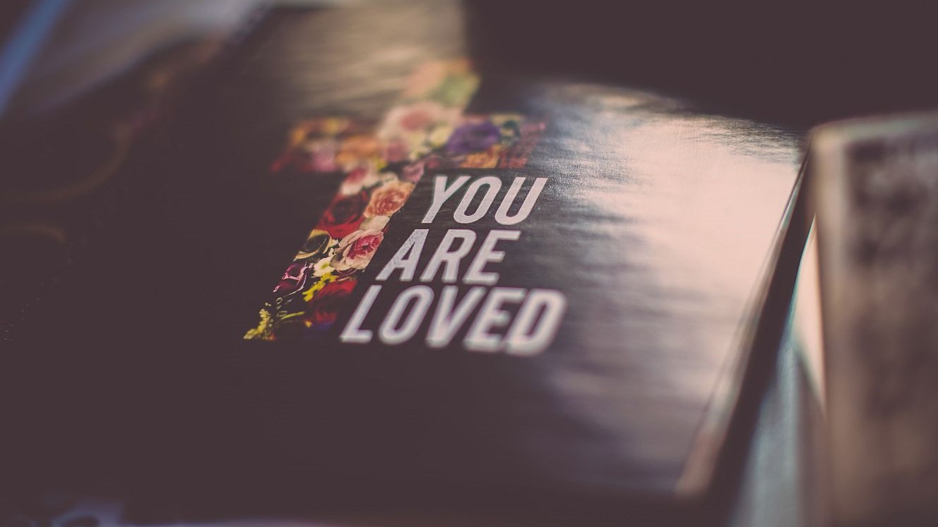 "Szeretve vagy" felirat