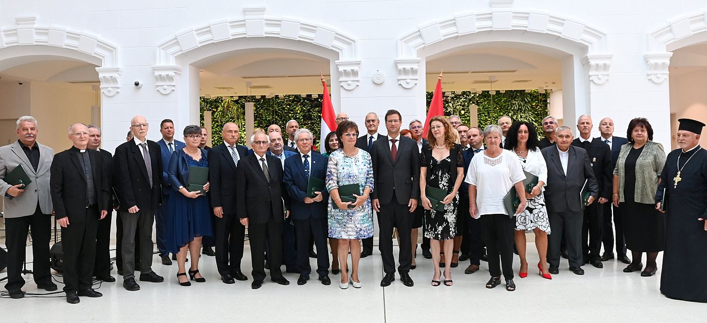 Csoportkép a kitüntettekkel a Magyar Arany Érdemkereszt kitüntetés átadása után