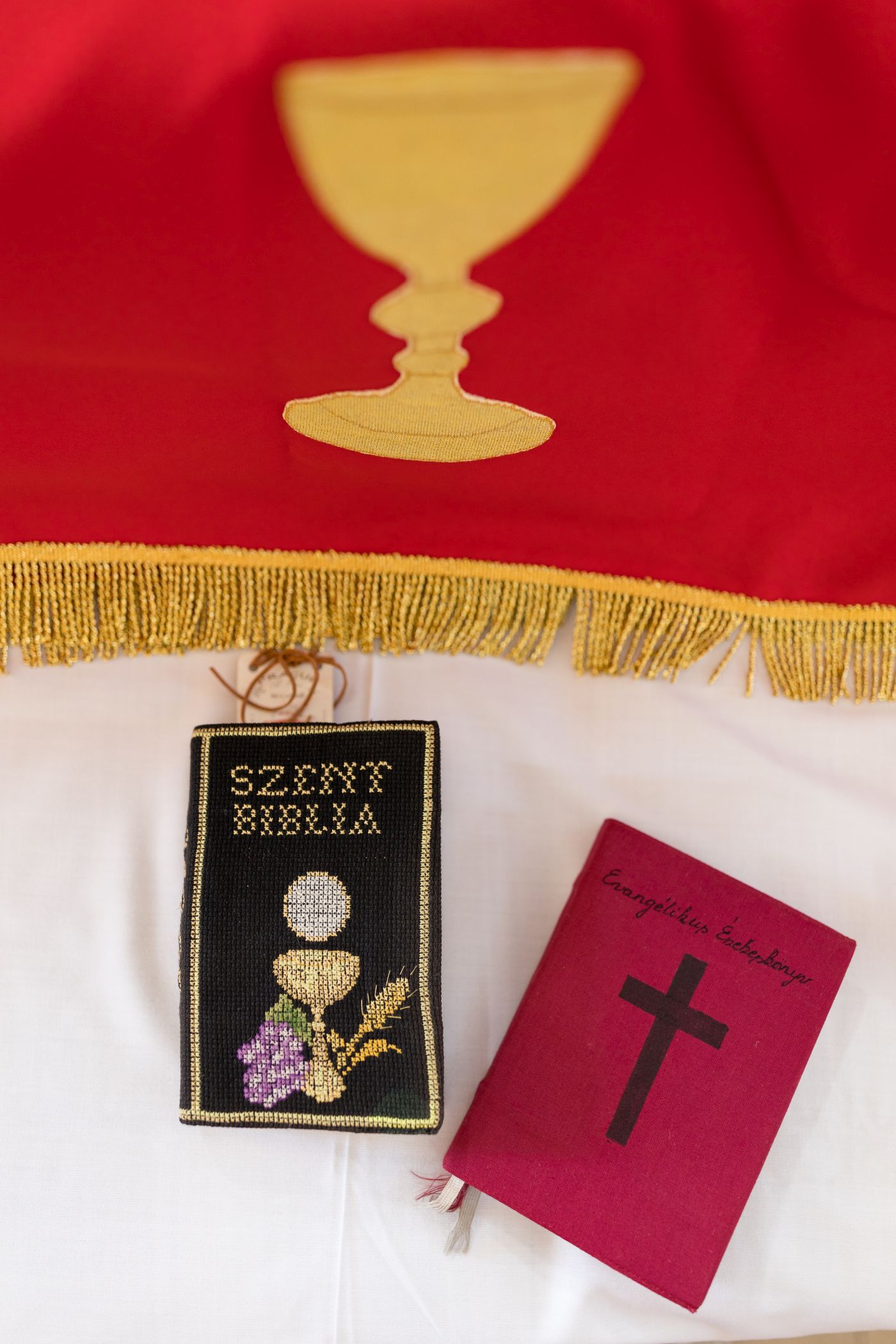 Rakospalota Kovacs Judit himzes felnott konfirmacio foto Magyari Marton 1