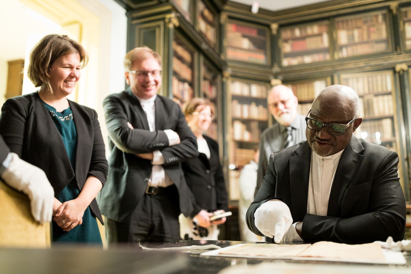 Panti Filibus Musa nigériai érsek, az LVSZ elnöke Luther végrendeletét tanulmányozza