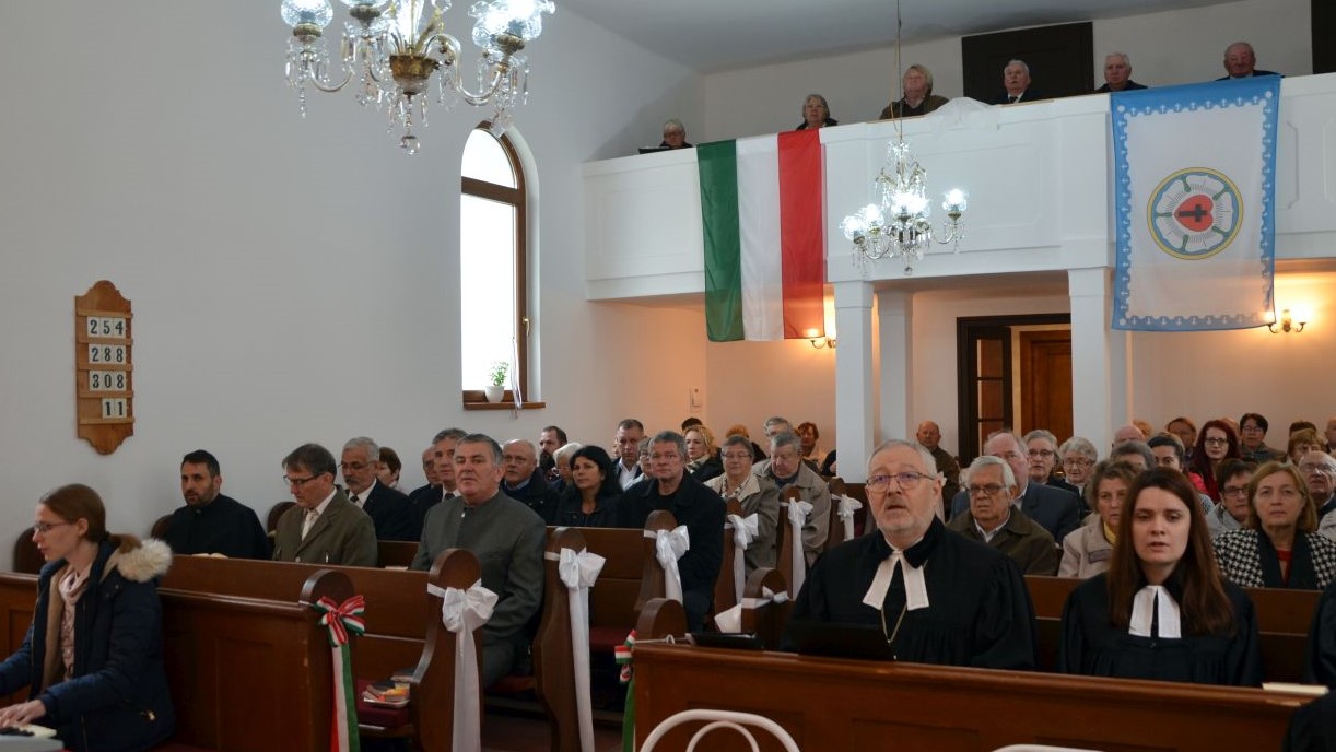 hálaadó istentisztelet a vérteskethelyi evangélikus templomban
