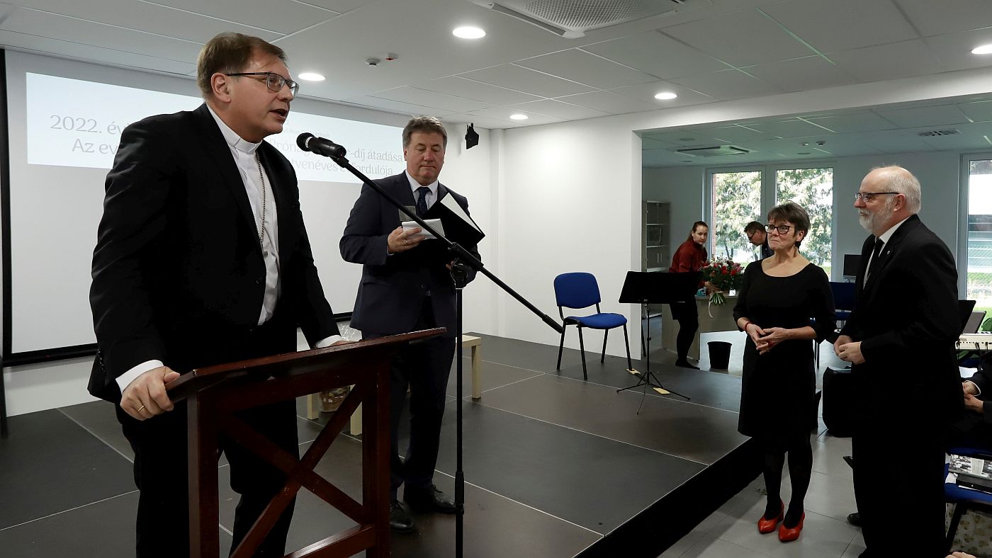 Evangélikus Országos Gyűjtemény vezetpi átveszik a Prónay Sándor-díjat