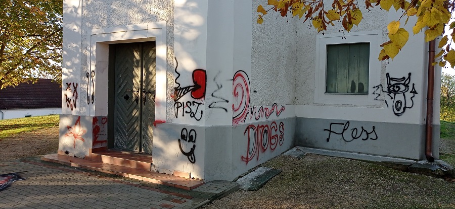 összefirkált templom