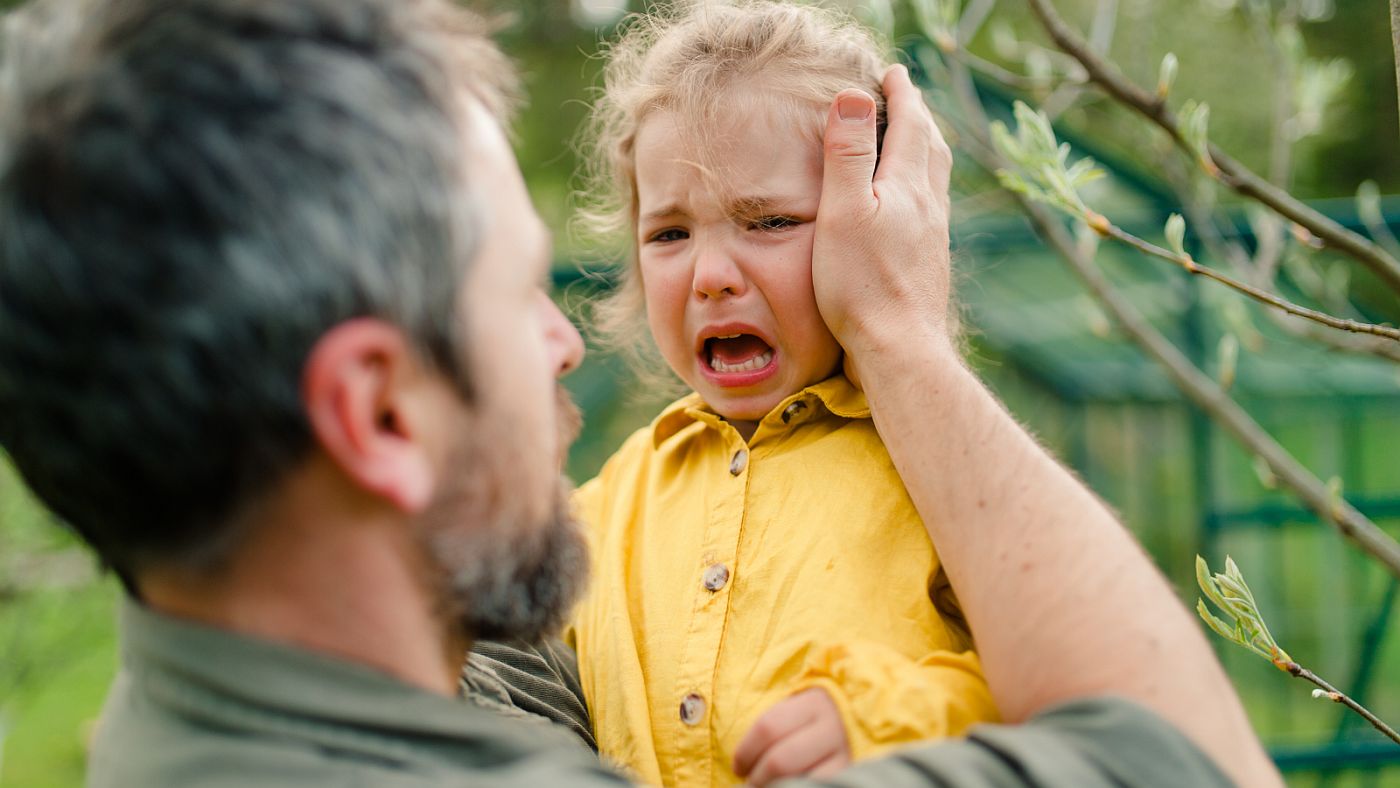 apa vigasztalja síró lányát