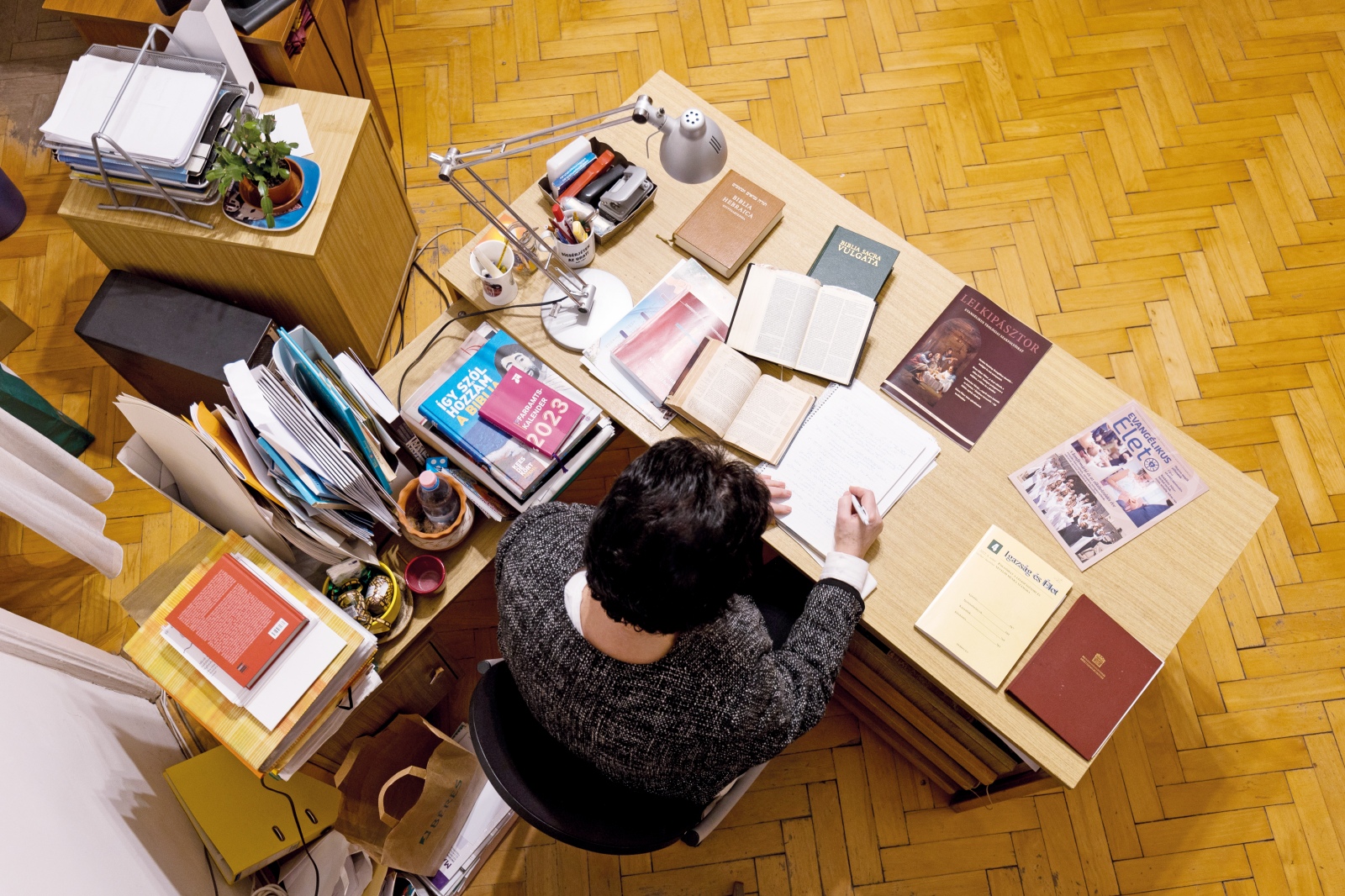 A jó hír átadásának eszköze. Az íróasztalnál: Gerőfi Gyuláné Brebovszky Éva