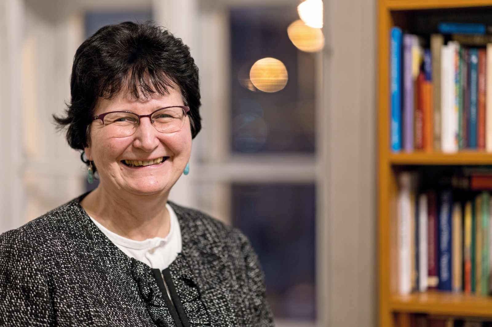 A jó hír átadásának eszköze. Az íróasztalnál: Gerőfi Gyuláné Brebovszky Éva