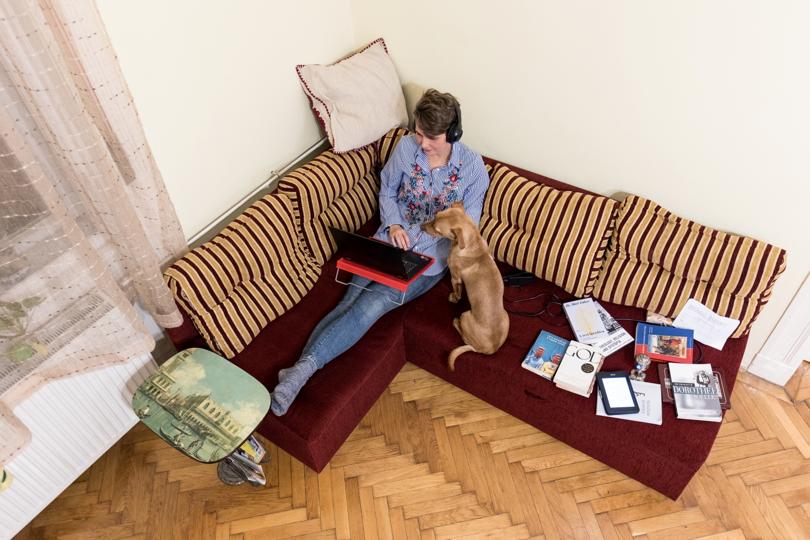 Krisztusról szólni ajándék – A kanapén ülve: Gombkötő Beáta