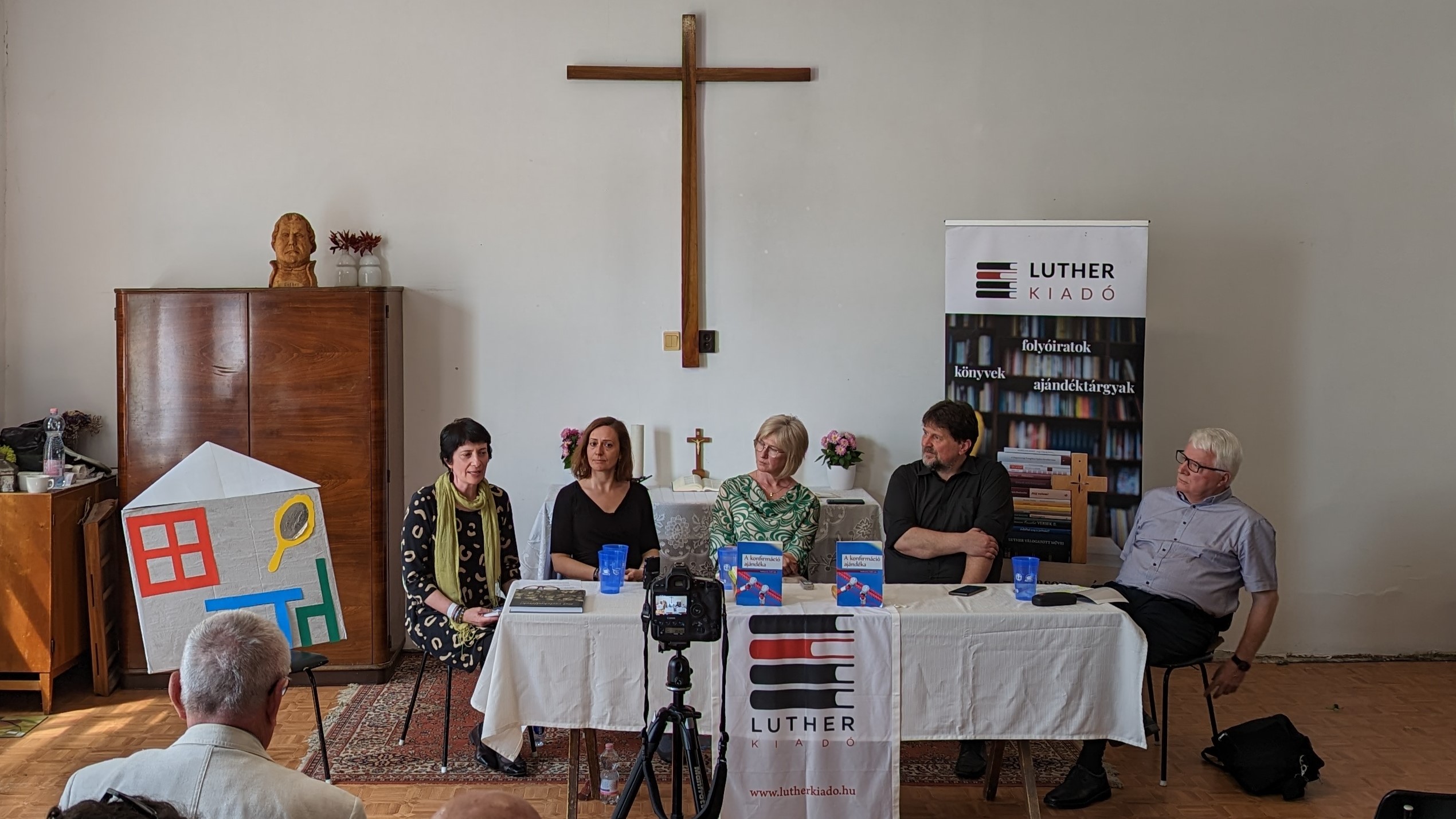 A konfirmácio ajándéka című kötet bemutatója Celldömölkön