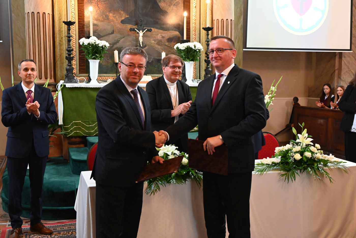 A miskolci és az eperjesi evangélikus oktatási intézmények vezetőinek kézfogása