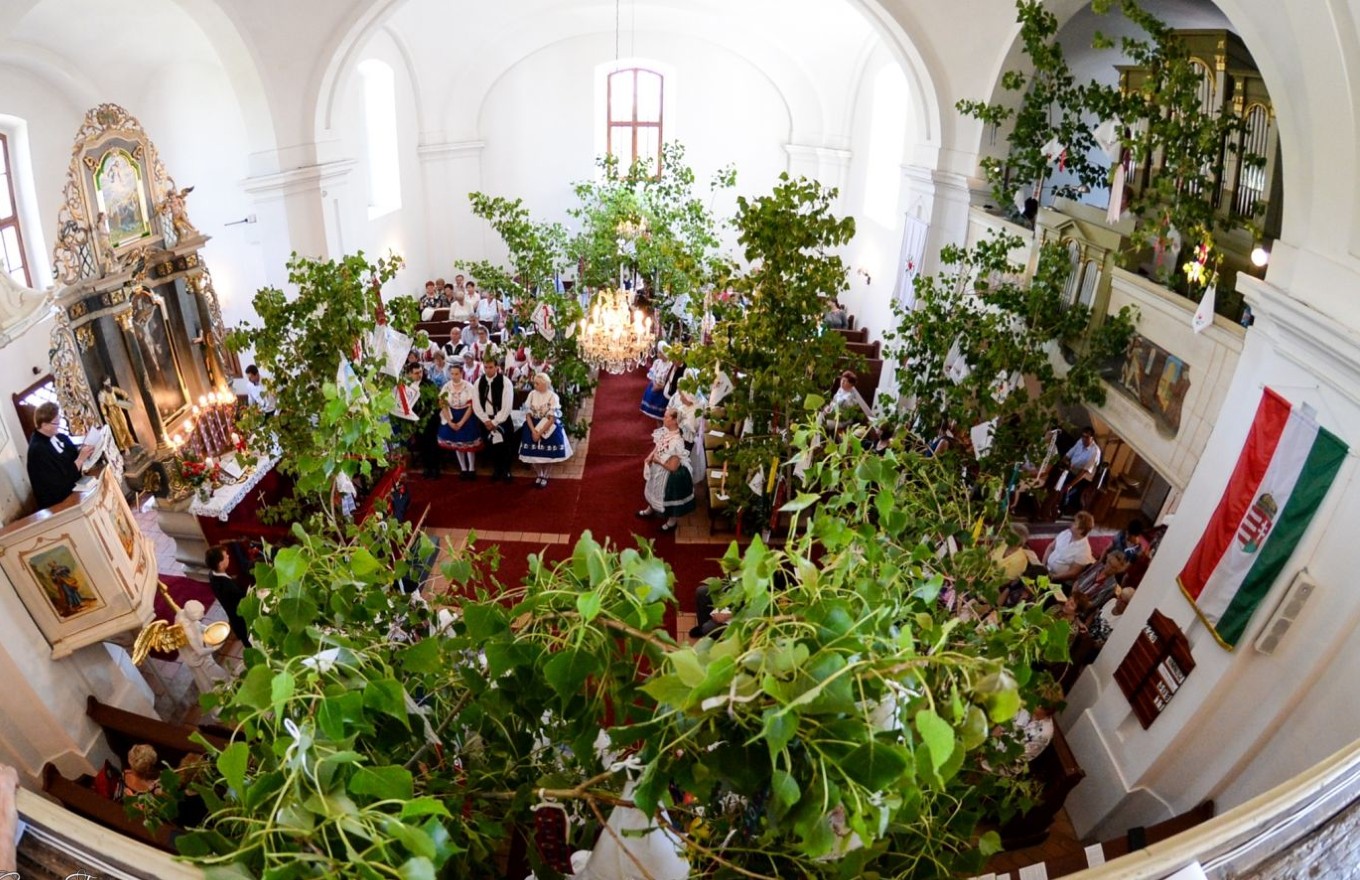 Pünkösd: zöldágazás hagyománya a maglódi evangélikus templomban