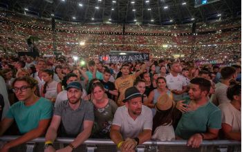 Hatalmas tömeg énekelt Istennek a nemzet új stadionjában az Ez az a nap!-on