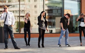 young people calling on the cell phones – foto: a wrangler / Canva