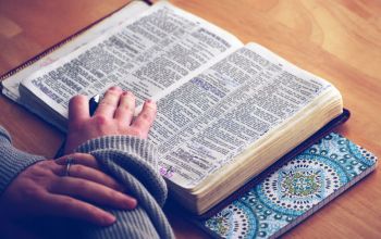 Bibliát olvasó ember - Aaron Burden / Unsplash.com
