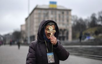 Imádkozó nő Ukrajnában - fotó: Daniel Leal  AFP via Getty Images