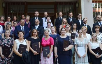Az Evangélikus Hittudoményi Egyetem végzett hallgatói a diplomaosztó ünnepség után 2022. július 1-jén - fotó: Galambos Ádám