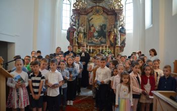 Fabiny Tamás pspök és Lőrincz Csaba lelkész a gyerekek kórusával