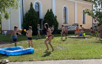 gyerekek a csákvári evangélikus templom kertjében