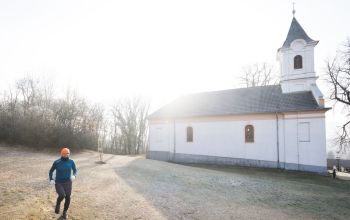 Czöndör István fut a csővári templom körül