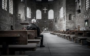 egy ember a templomban / Stefan Kunze/Unsplash.com