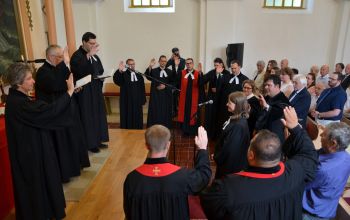 Somogyvári Flóra lelkésszé avatása Tabon